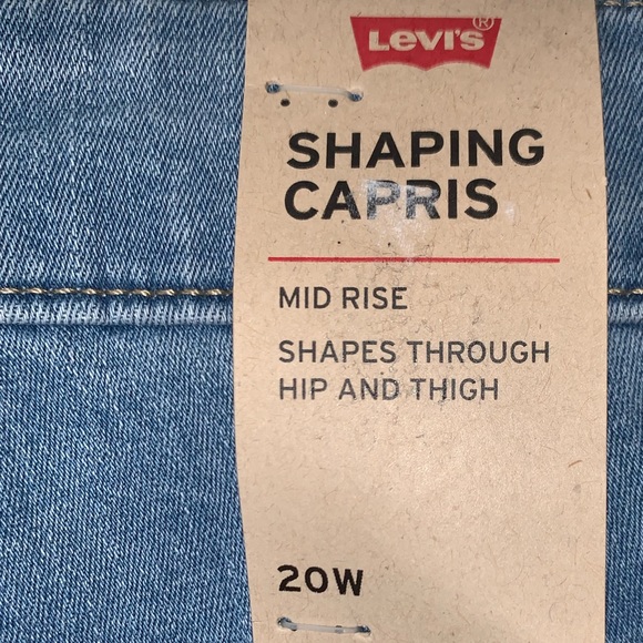 Floral Levi’s Shaped Capri Jeans - Picture 3 of 8